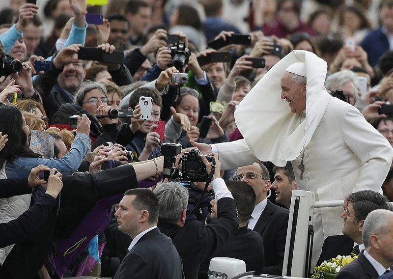 Papa Franjo ukida prekovremeni rad