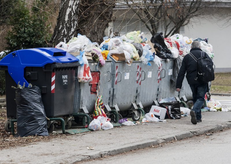 Smeće se gomila, gradonačelnik dijeli kante, a plana i dalje nema?