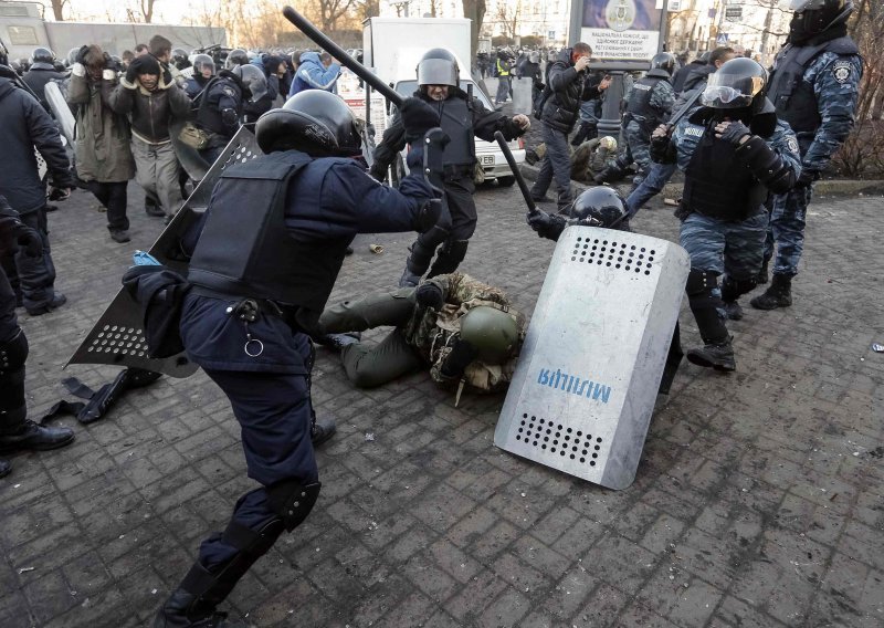 Policija juriša na bolnice i hapsi ranjenike!