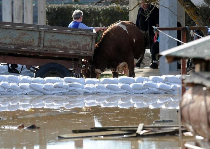 Hrvatska nema dovoljno vreća za obranu od poplava!