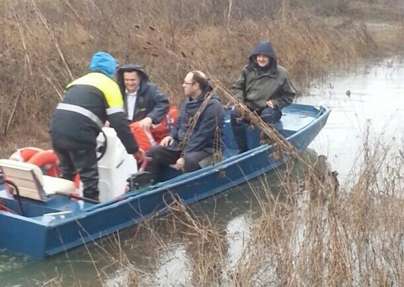 Stier u čamcu obišao poplavljeno Pokuplje
