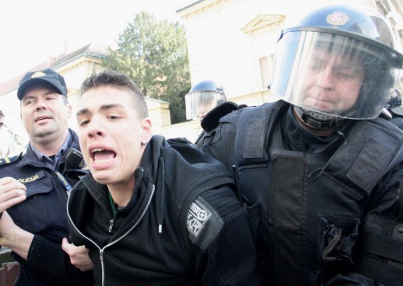 Na zagrebačkom prosvjedu svega 150 ljudi, 12 privedenih