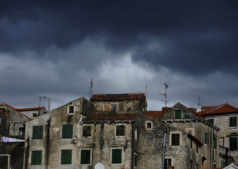 Topla noć pa promjena vremena - evo kada nas očekuju pljuskovi i grmljavina