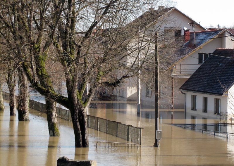 Stanje je kritično! U pomoć stiže još 300 vojnika!