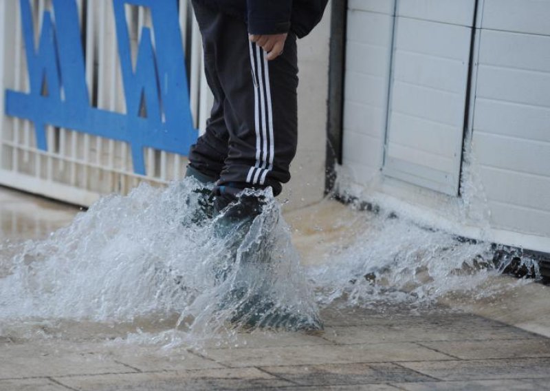 Kiša uništila cestu, iz kamenice iscurilo 300 litara maslinova ulja