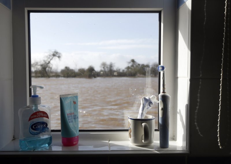 Britanija: Najgore tek slijedi, poplavljeni i grobovi