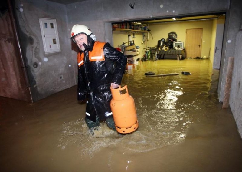 U Zagrebu i okolici vatrogasci cijelu noć ispumpavali podrume