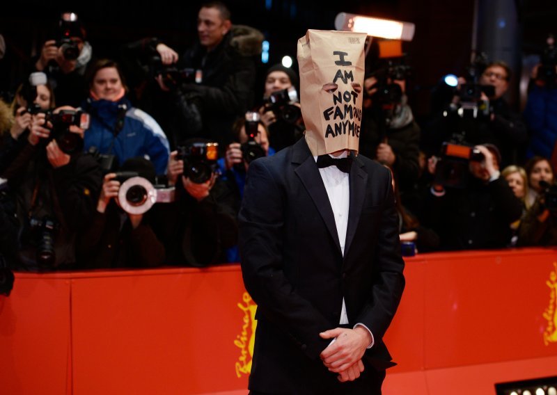 Shia LaBeouf ispričava se sa vrećicom na glavi