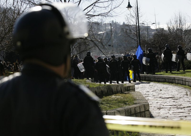 Dvjestotinjak prosvjednika u Sarajevu traži ostavke članova vlade