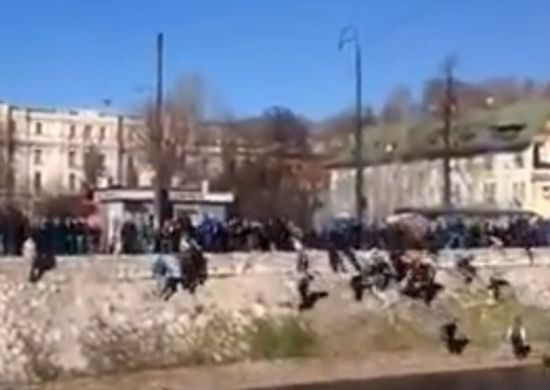 Sarajevska policija bacala prosvjednike u Miljacku