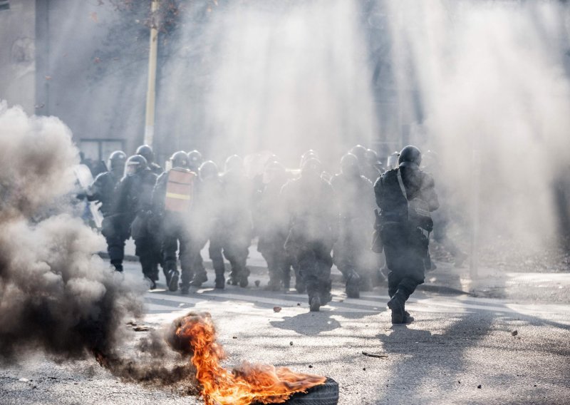 Policija prosvjednike gađala kamenjem