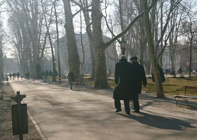 Stari prijatelji Bebić i Sanader u šetnji Zrinjevcem