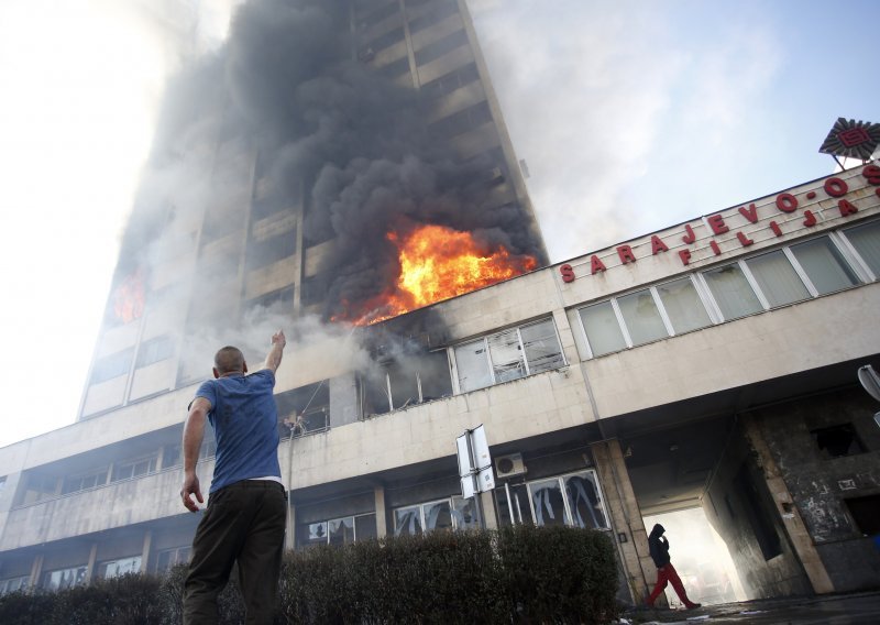 Zapaljene zgrade vlada u Tuzli, Zenici i Sarajevu!
