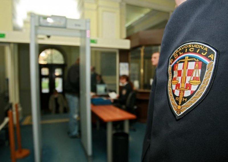 Policija traga za bjeguncem koji im je utekao kroz prozor WC-a s bjelovarskog suda