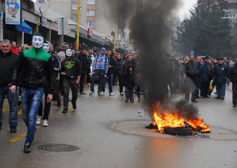 Huligani u Tuzli krenuli u masovne pljačke