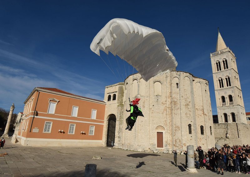 Djedovi Mrazovi već su sletjeli u Zadar