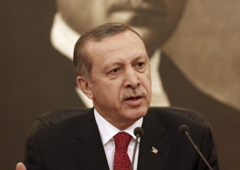 Erdogan blizu apsolutne vlasti, prvi rezultati govore da vodi