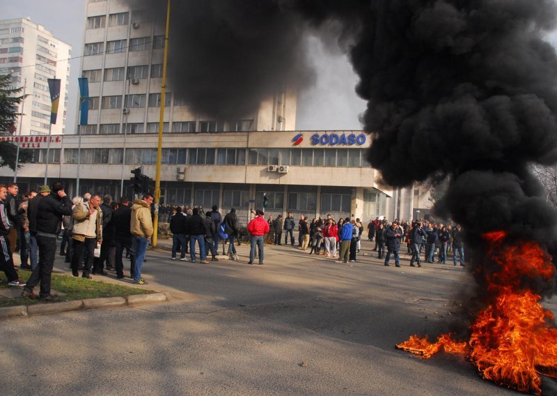 Opsadno stanje u Tuzli, 10 ozlijeđenih