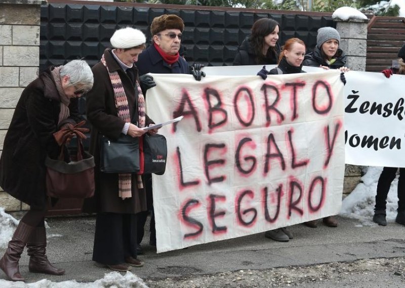 Ženski prosvjed pred španjolskom ambasadom u Zagrebu