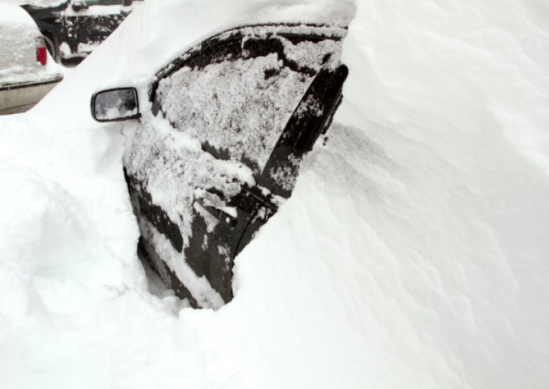 Iz snježnih nanosa u Vojvodini spašeno 10.000 putnika