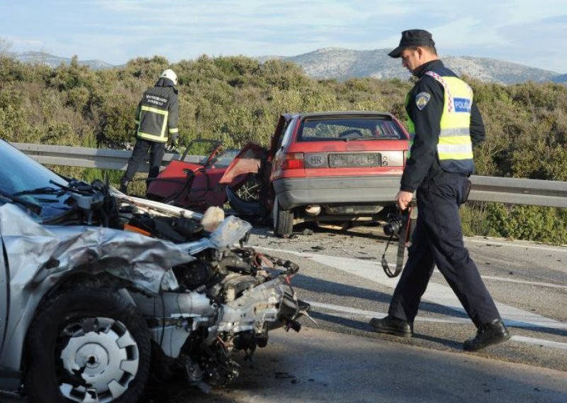 Vozač (72) poginuo zbog nepropisnog pretjecanja