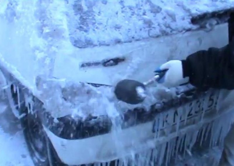 Evo kako se auto čisti od leda