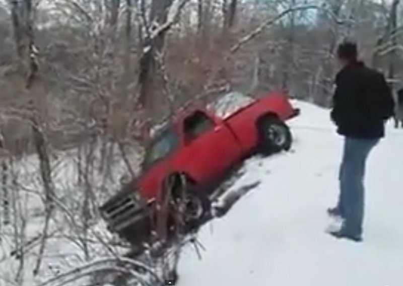 Izvlačili auto s male kosine, pao im u provaliju!