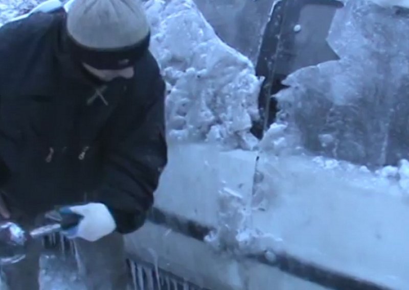 Biste li vi svoj auto lupali golemim čekićem?