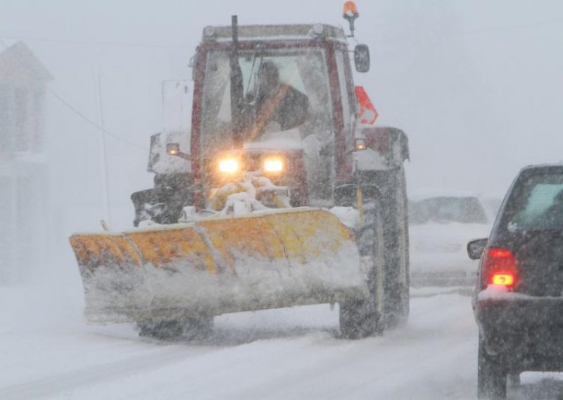 Zbog snijega problemi u prometu širom zemlje