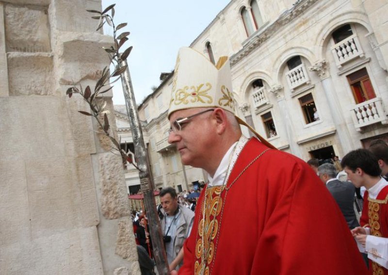 Biskup Uzinić se ispričao zbog financijskih eskapada