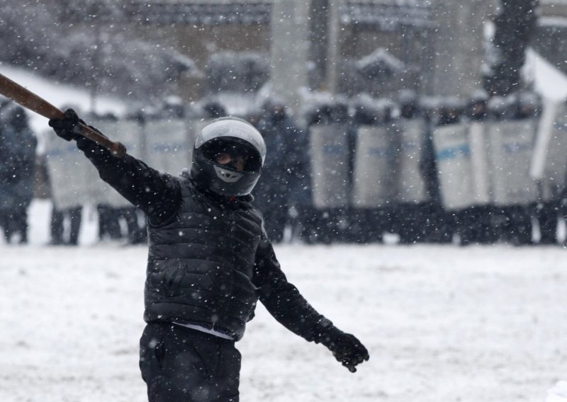 Užas u Ukrajnini: Policija razbila barikade, jedan prosvjednik ubijen