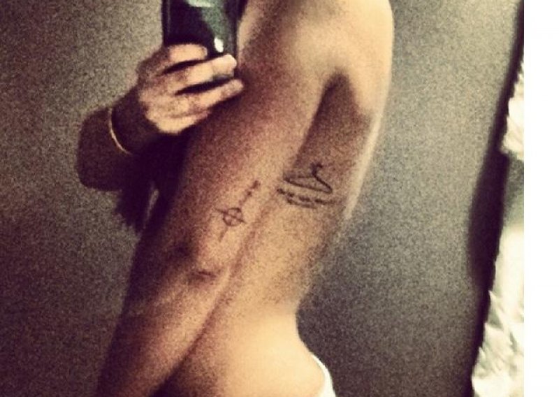 Anamarija se slikala gola i pokazala tetovaže
