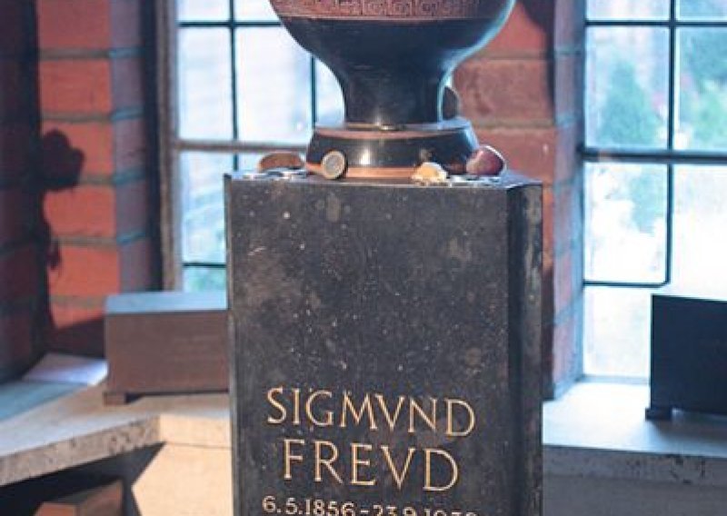 Razbijena urna s ostacima Sigmunda Freuda