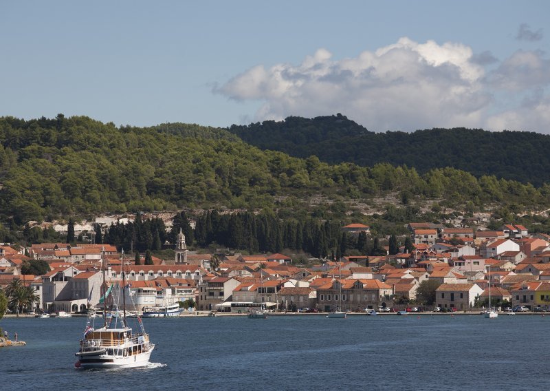 Tvrtka Linićeva pomoćnika želi graditi marinu u Veloj Luci