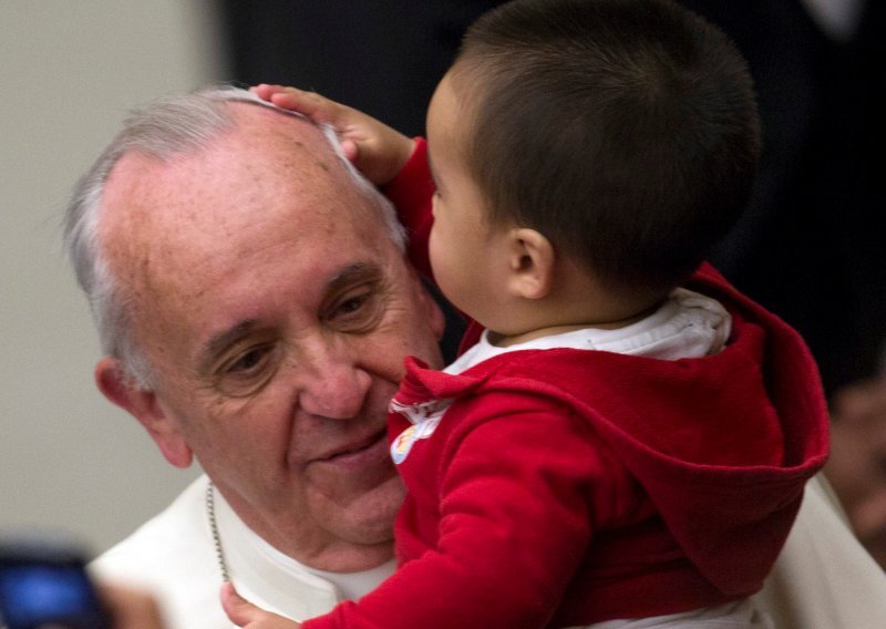 Papa krstio bebu iz građanskog braka i pozvao majke da doje u crkvi