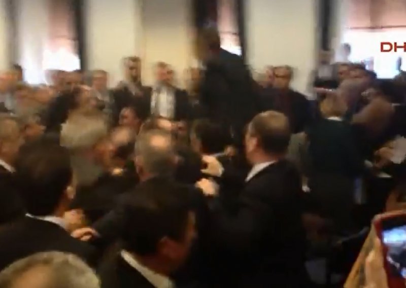 Pogledajte kako su se potukli turski parlamentarci