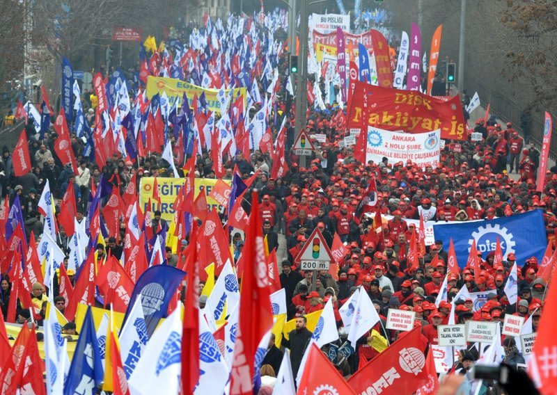 Deseci tisuća Turaka prosvjedovali protiv Erdoganove vlade