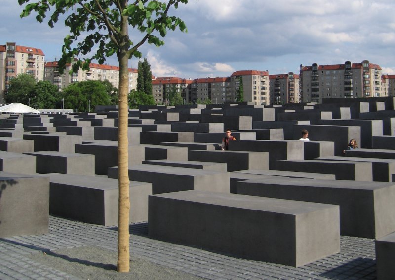 Urinirali po spomeniku žrtvama holokausta