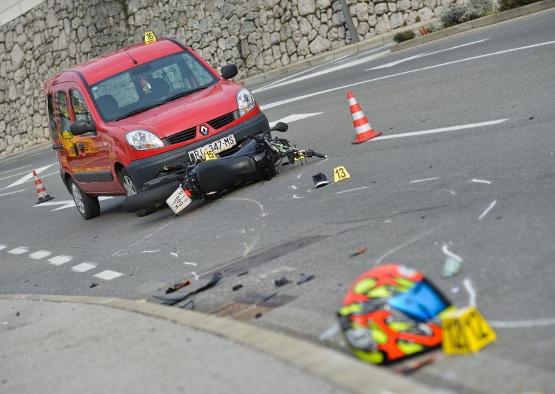 Mladi motorist poginuo u sudaru