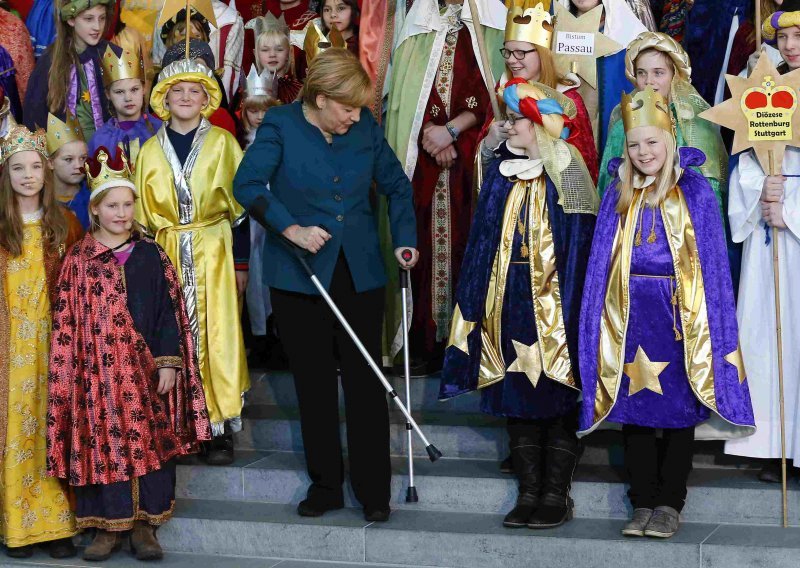 Pogledajte kancelarku Merkel na štakama