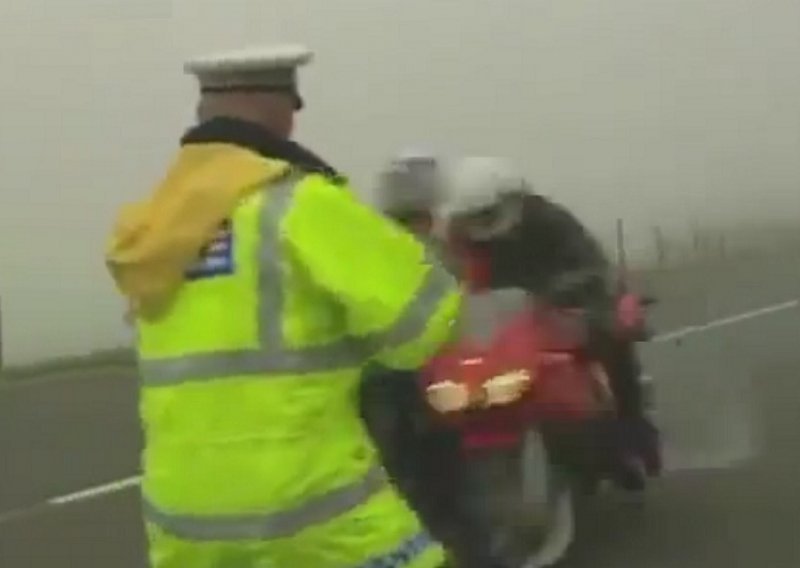 Policajac iznenadio motocikliste i izazvao sudar