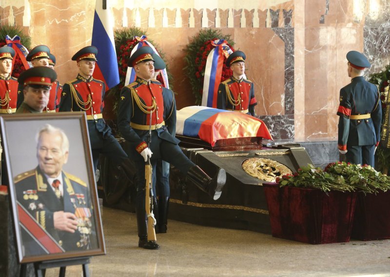 Putin i ruska svita na pogrebu Kalašnjikova