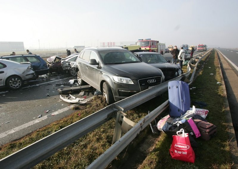 Dvoje mrtvih, 20 ozlijeđenih u dva lančana sudara