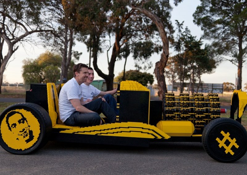 Napravili pravi auto od lego-kockica koji ide na zrak!