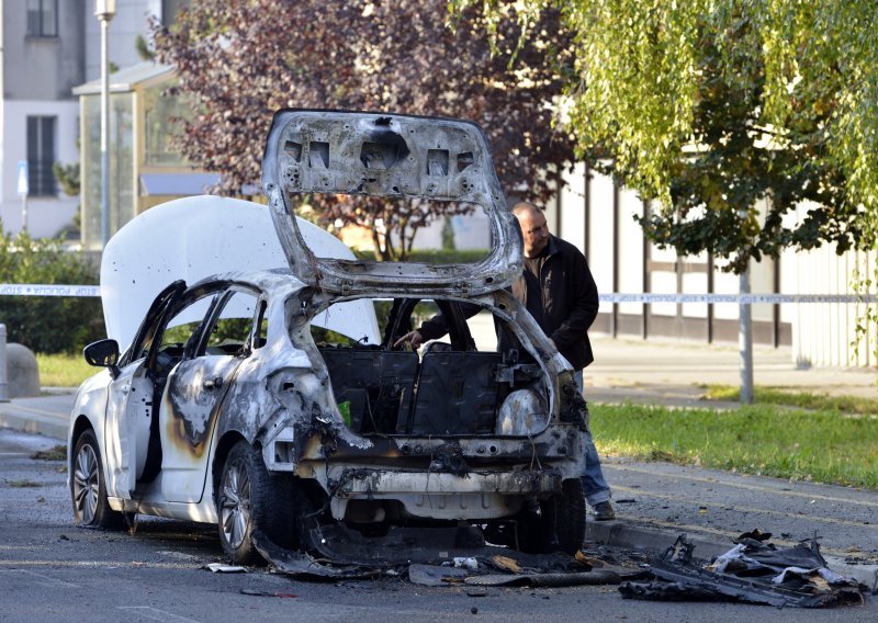 Četvorica pritvorena zbog paljenja Uberovog taksija