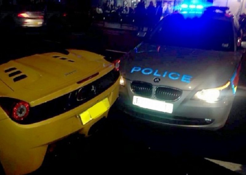 Policijskim BMW-om zabili se u Ferrari