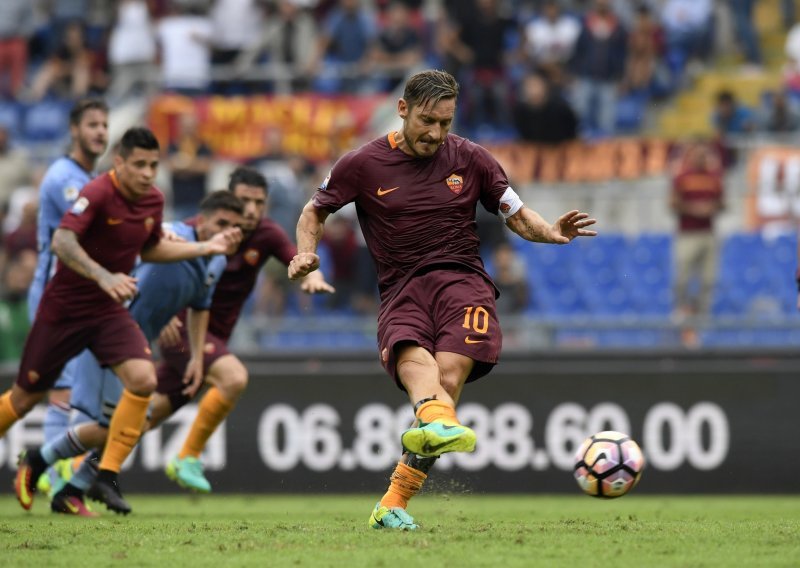 Neuništivi Totti ruši rekorde, a njegova Roma gubi