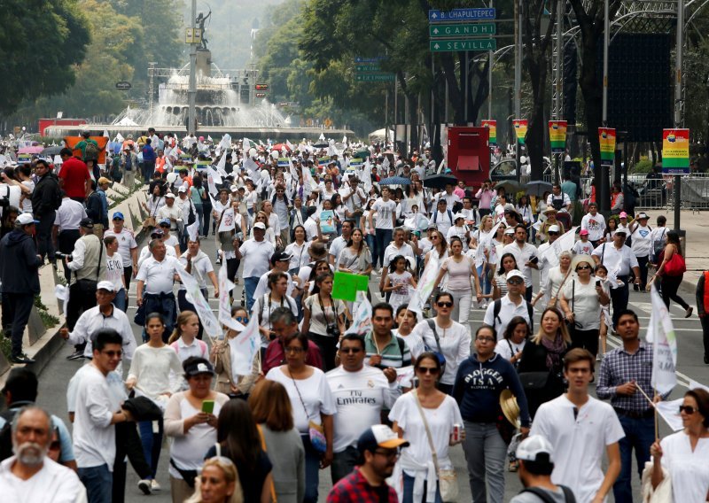 Tisuće Meksikanaca prosvjedovale protiv gej brakova
