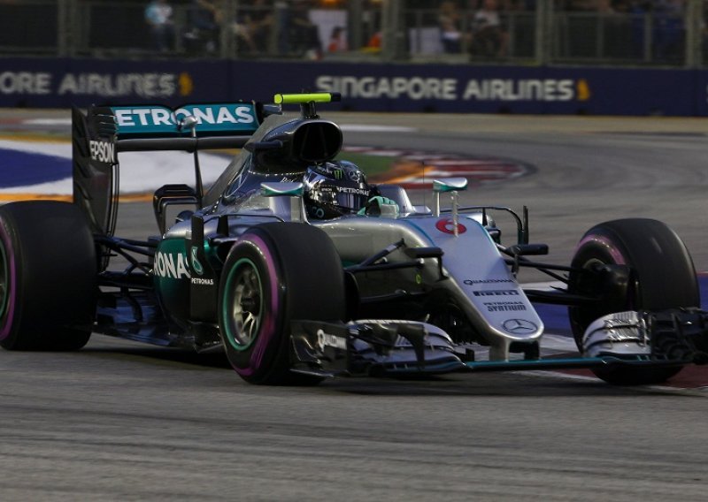 Briljantni Rosberg starta prvi u Singapuru, Hamilton iza Ricciarda!