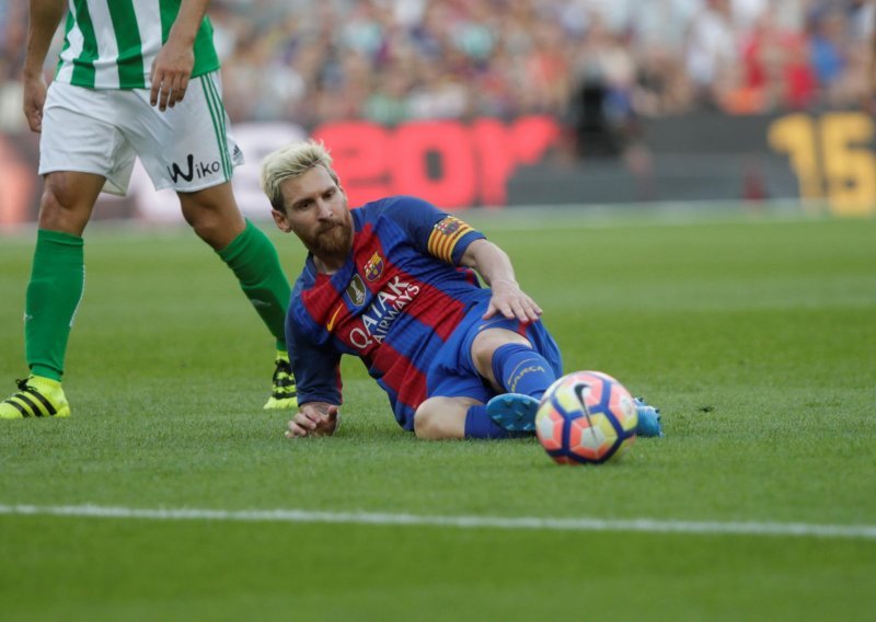 Svi su zabrinuti zbog Messijeve ozljede, a Leo tvrdi da je sve u redu
